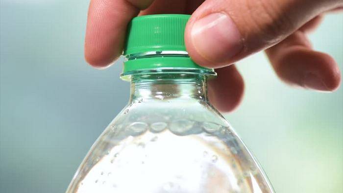 Как открыть крышку пластиковой бутылки, которая плотно закрыта?